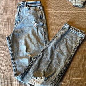 Hollister Ultra high rise mom jeans 23R 00R/000R